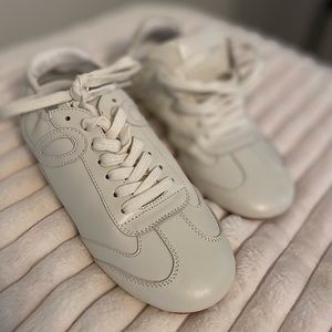White tennis shoes - New